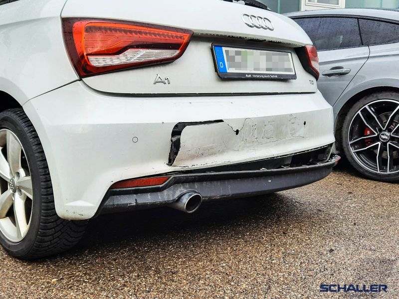 Angefahrener Kleinwagen mit eingedrückter Heckstoßstange