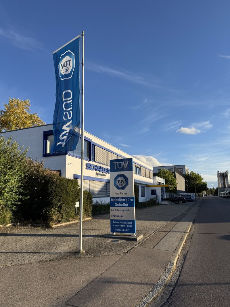 TÜV SÜD Fahne und Pylon vor dem Ingenieurbüro Schaller in Gaimersheim im Abendlicht