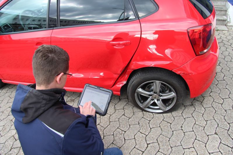 Kfz-Sachverständiger nimmt einen Unfallschaden mit dem Tablet auf
